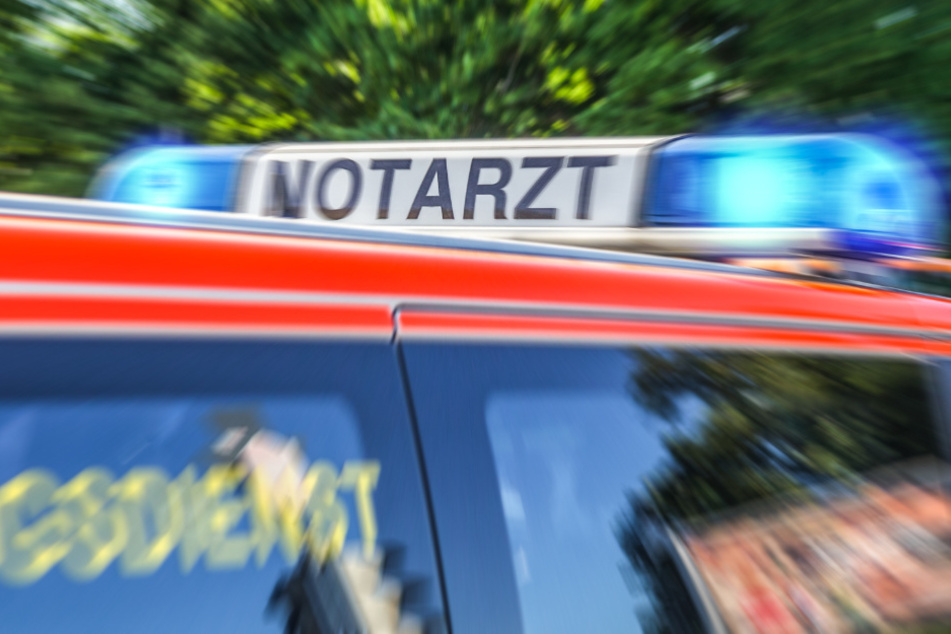 Bis zum Eintreffen der Rettungskräfte leisteten Passanten Erste Hilfe. (Symbolbild)