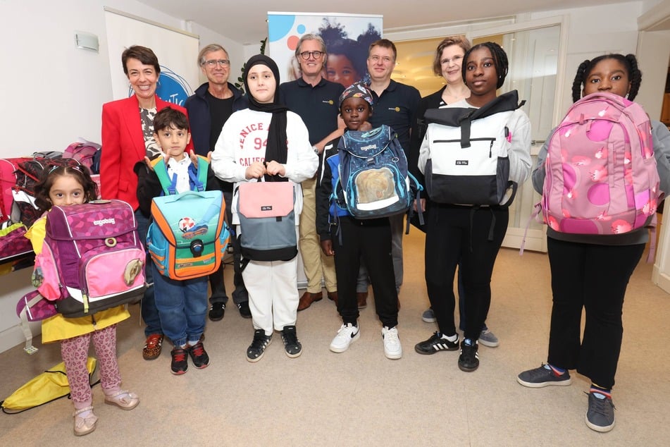 Beim Abschluss-Termin der Aktion "Fairer Schulstart für alle Kinder" am Dienstag brachten Hanseatic Help, budni, Budnianer Hilfe und Vertreter mehrerer Hamburger Rotary Clubs eine erste große Lieferung zu "Zeit für Zukunft".