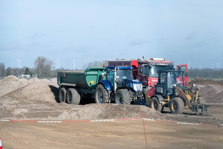 Auf dem Gelände in Bergheim rollen die Bagger an: Hier entsteht eines der neuen Microsoft-Rechenzentren im Rheinischen Revier.