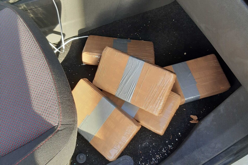 Teile der Kokain-Päckchen lagen für alle sichtbar im Fußraum des Wagens herum.