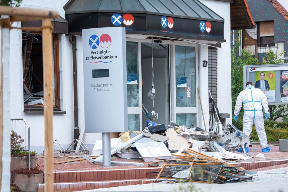 Geldautomat in Wohnhaus gesprengt: Räuber flüchten mit BMW