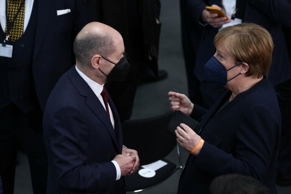 Angela Merkel (67, CDU, r.) hat "volles Vertrauen" in ihren Nachfolger Olaf Scholz (63, SPD)