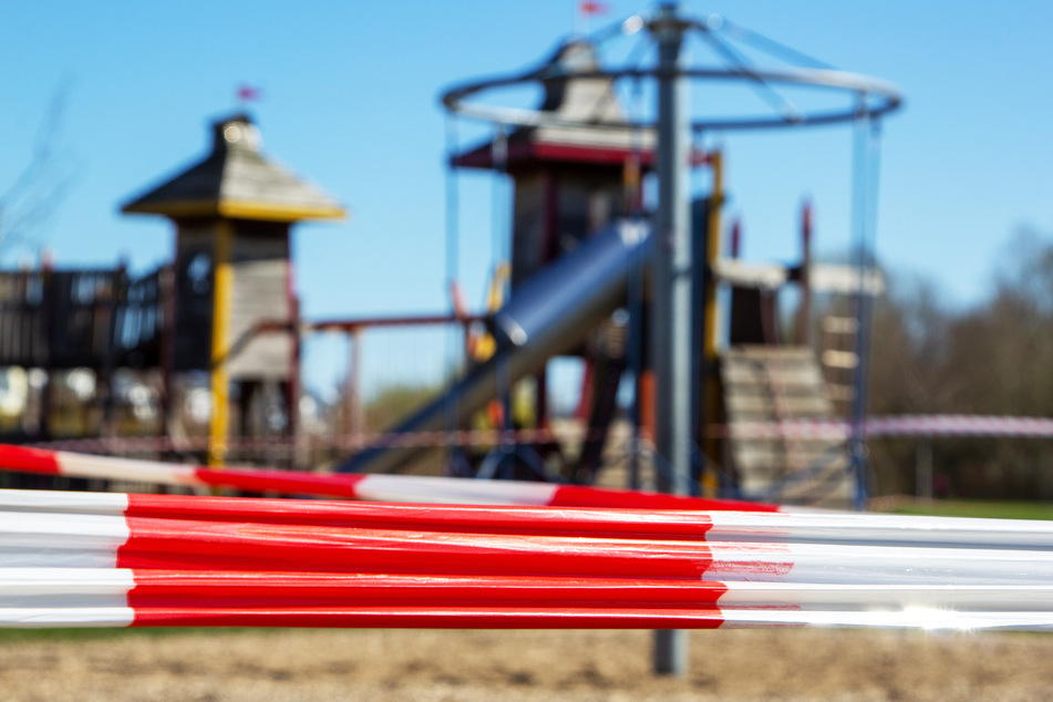 Auf einem Spielplatz erwischten Polizisten eine Mutter mit ihren zwei Kindern. (Symbolbild)