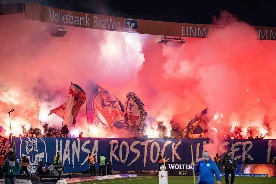 Hansa Rostock wird 60 und feierte den Geburtstag am Sonntagabend mit viel Pyrotechnik. (Archivbild)