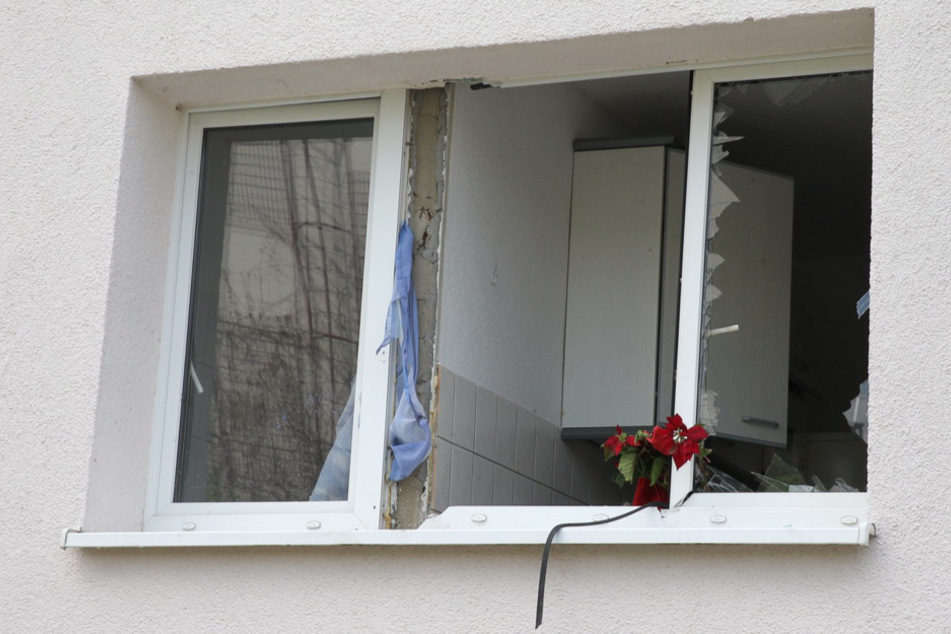 Die Fensterscheiben sprangen durch die Explosion heraus.