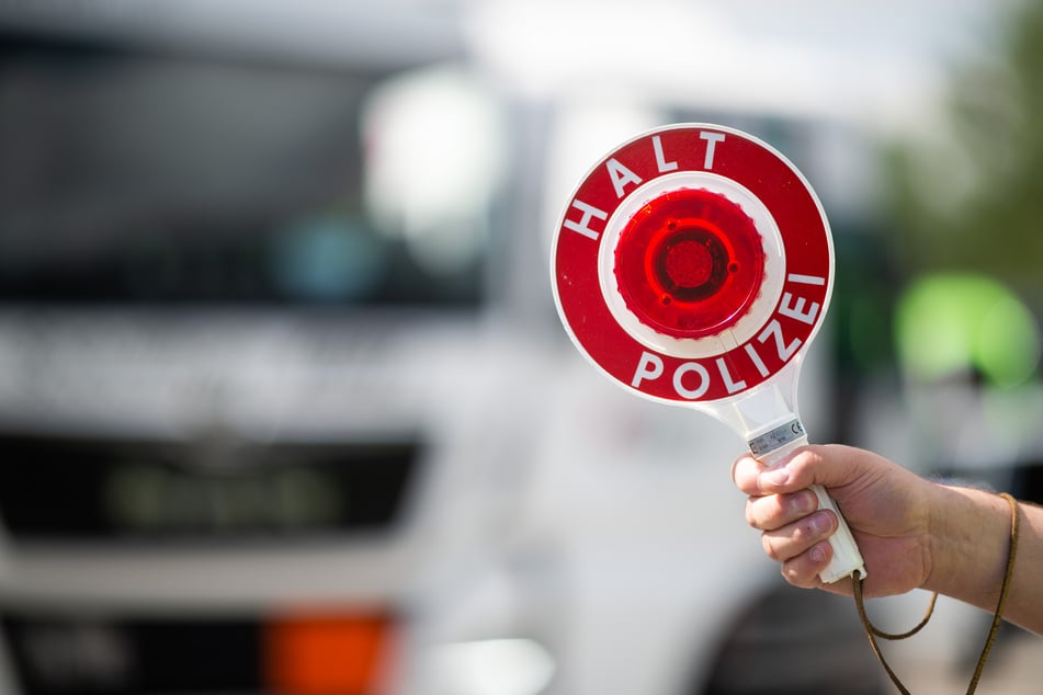 In Hürth haben falsche Polizisten einen rumänischen Lkw-Fahrer (29) ausgeraubt. Sie hatten ihn zuvor von der A1 gelotst und auf einer Landstraße gestoppt. (Archivbild)