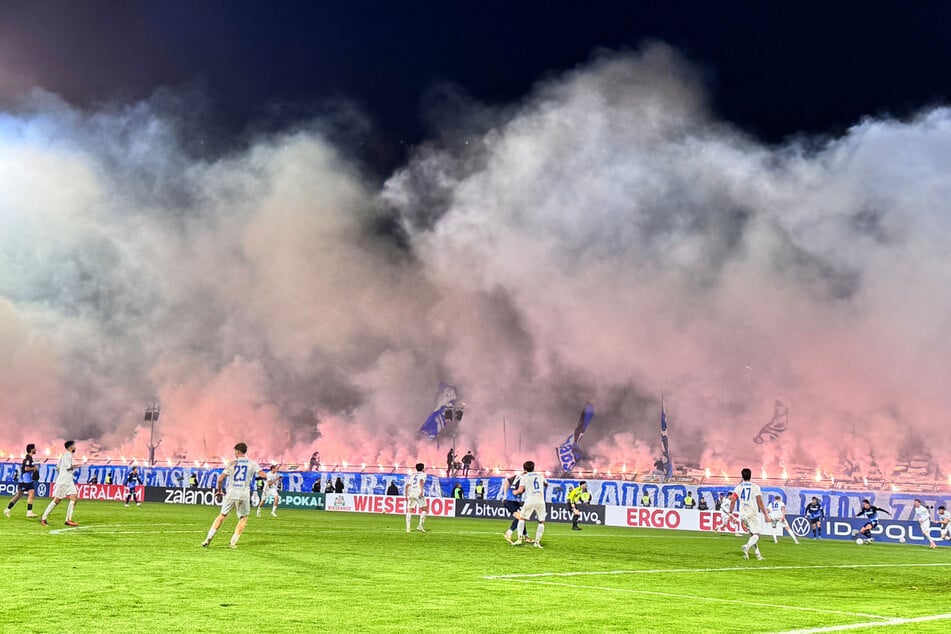 Das Marschweg-Stadion in Oldenburg in Hertha-Hand: 5500 Anhänger des Zweitligisten haben sich auf dem Weg in den Norden gemacht.