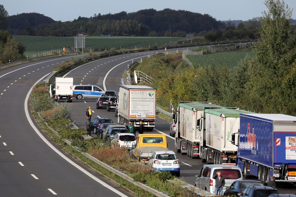 TAG24 berichtet von aktuellen Unfällen auf der A20. (Foto: Bernd Wüstneck/dpa-Zentralbild/dpa)