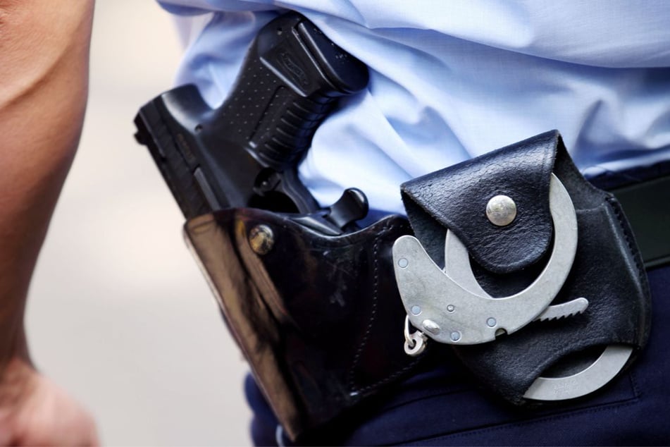 Die Polizei durchsuchte die Wohnung des Tatverdächtigen und nahm ihn fest. (Symbolbild)