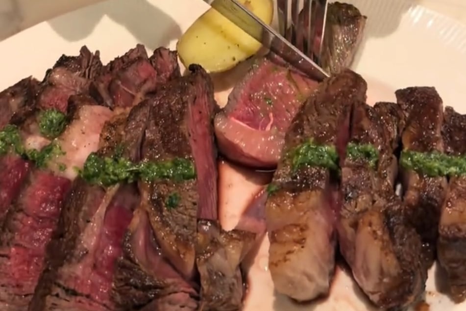 Die Freunde legten zusammen und so landete das Steak für etwa 100 Euro vor Murphy auf dem Tisch.