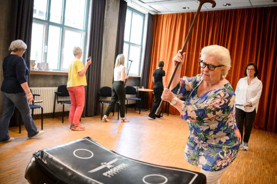 Vom Schlagen bis zum Stechen: In Seminaren und an der Volkshochschule lernen Senioren die richtigen Techniken.