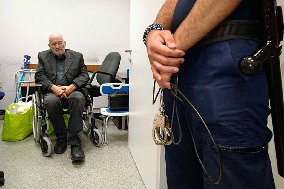 Der deutsche Rechtsextremist Horst Mahler wird am Internationalen Flughafen Budapest Liszt Ferenc von ungarischen Polizisten bewacht, bevor er an deutsche Polizisten überführt wird.