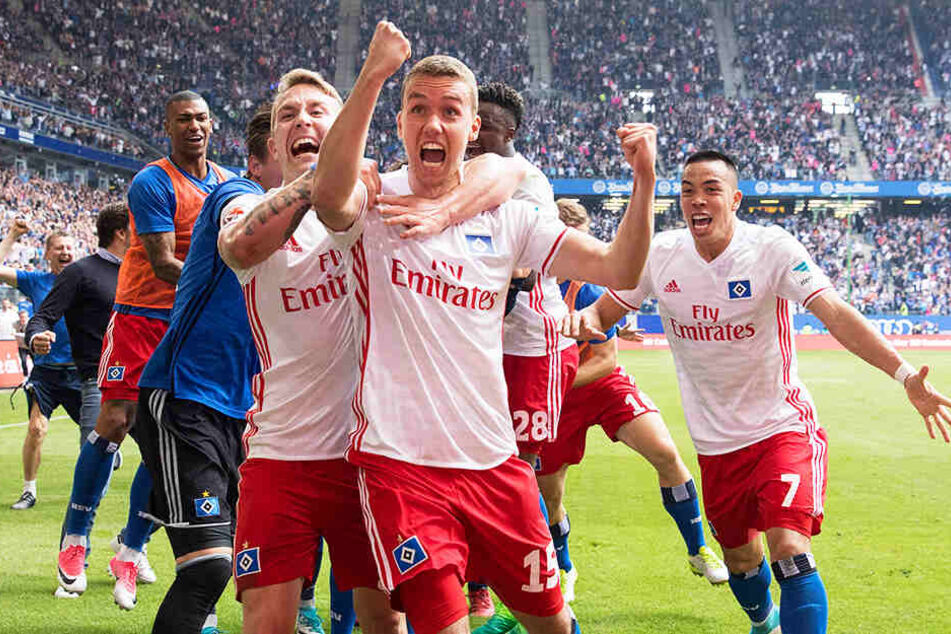 Dank einer Szene war Luca Waldschmidt (vorne) am 20. Mai 2017 der Held des Tages: Durch sein erstes Tor für die HSV-Profis sicherte er den Rothosen den direkten Klassenerhalt.