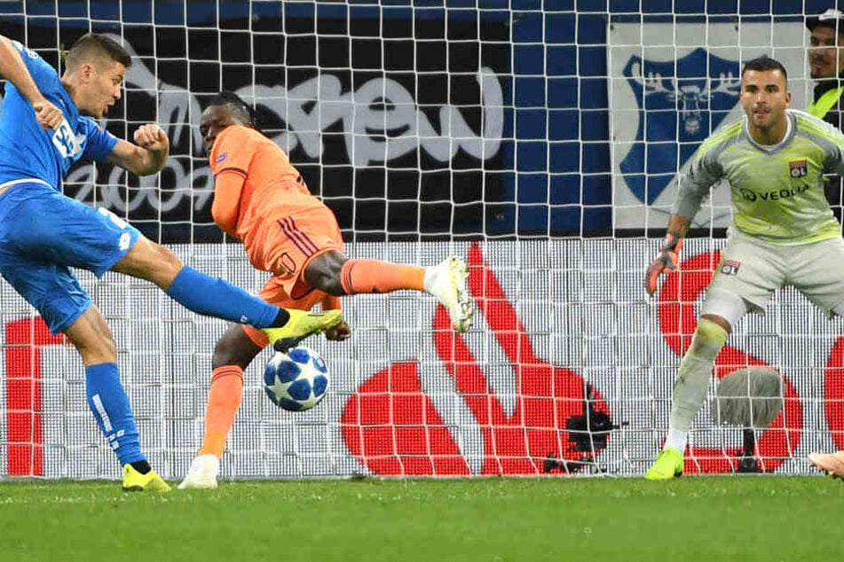 Andrej Kramaric (links) holt zum Schuss aus, zieht ab und verwandelt zum zwischenzeitlichen 2:1.
