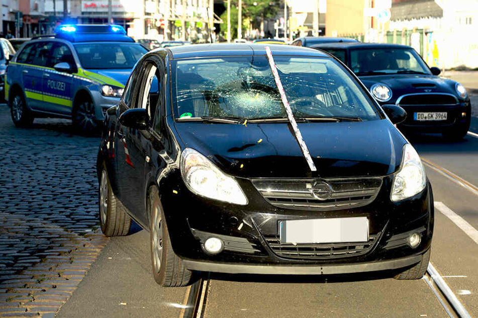 Zuvor war ein Opel Corsa mit einer Radfahrerin zusammengestoßen.