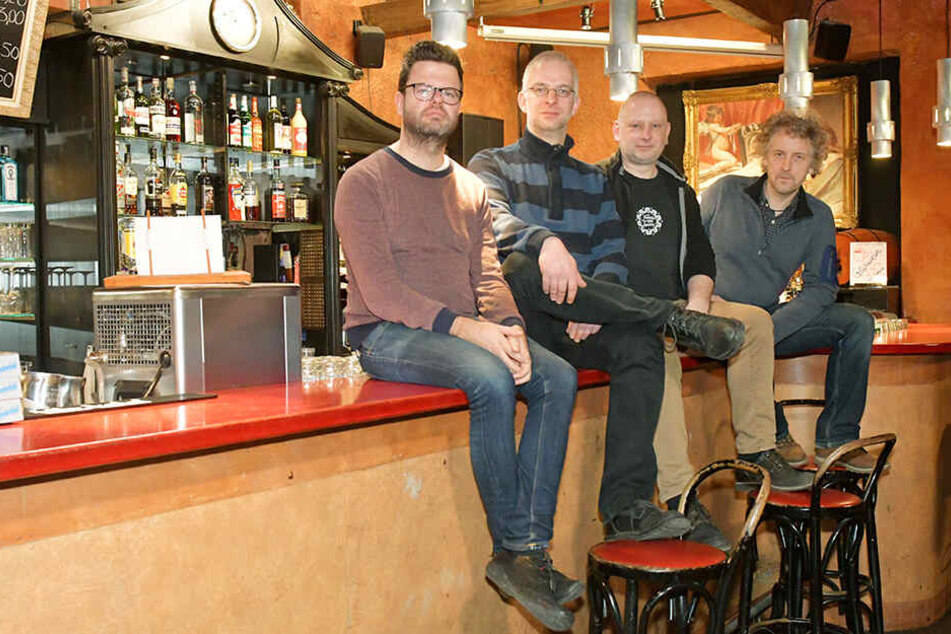 Johannes Gerstengarbe (36, "Wir gestalten Dresden"), TBA-Betreiber Christoph Töpfer (43), Steffen Kache (45, Distillery) und Stadtrat Torsten Schulze (49, v.l.) kämpfen für das Ende der Sperrstunde.
