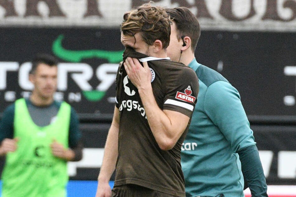 Christopher Buchtmann verlässt verletzt den Platz beim Spiel gegen Heidenheim.