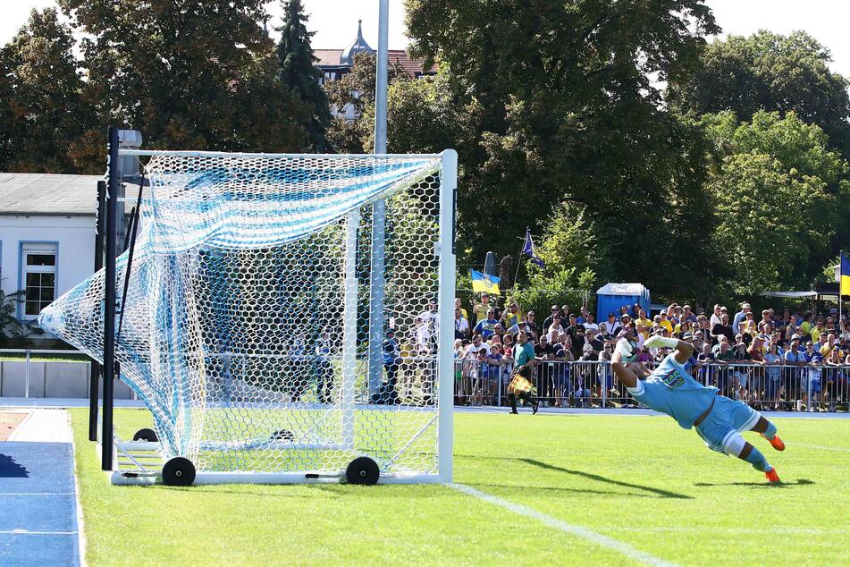 Drin ist das Ding: Mingi Kang (nicht im Bild) netzt zum 1:0 für Lok ein.