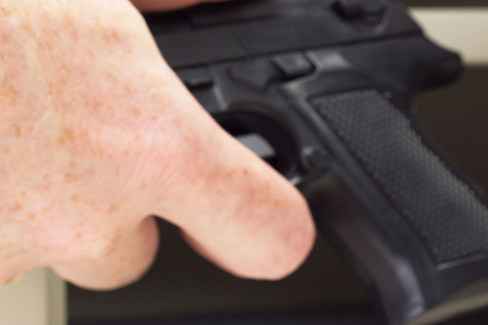 Die Spielzeugwaffe des Jugendlichen sah täuschend echt aus. (Symbolbild)