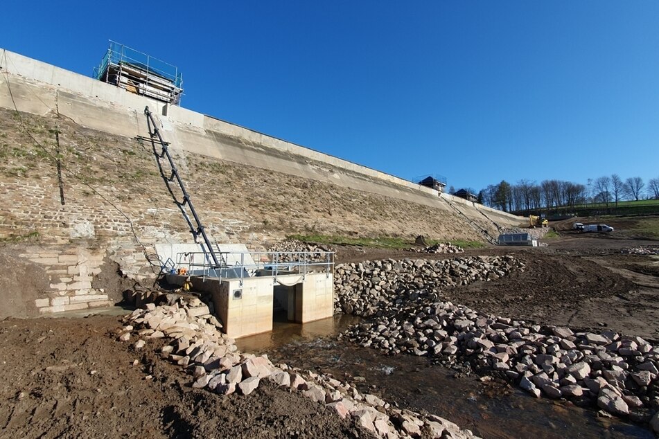 Der Dörnthaler Teich bei Olbernhau wird seit zwei Jahren saniert. In Kürze beginnen Funktionsproben der neuen technischen Anlagen.