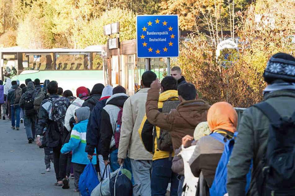 Flüchtlinge überqueren nahe Wegscheid in Bayern die Grenze von Österreich nach Deutschland.