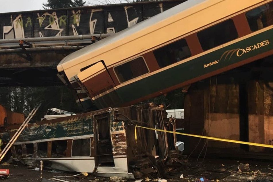 Das von der Washington State Patrol zur Verfügung gestellte Foto zeigt am 18. Dezember in Tacoma in der Nähe von Seattle einen entgleisten Zug, der teilweise auf eine Autobahn gestürzt ist.