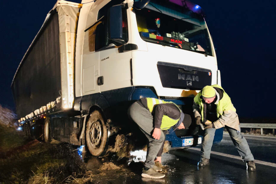Unfall auf A17 bei Pirna: Lkw von Windböen erfasst und in Straßengraben gedrückt