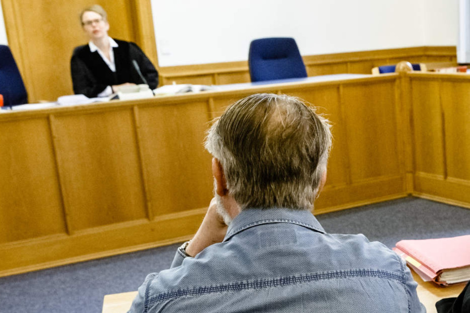 Der Angeklagte beim Prozessauftakt im Landgericht Flensburg.