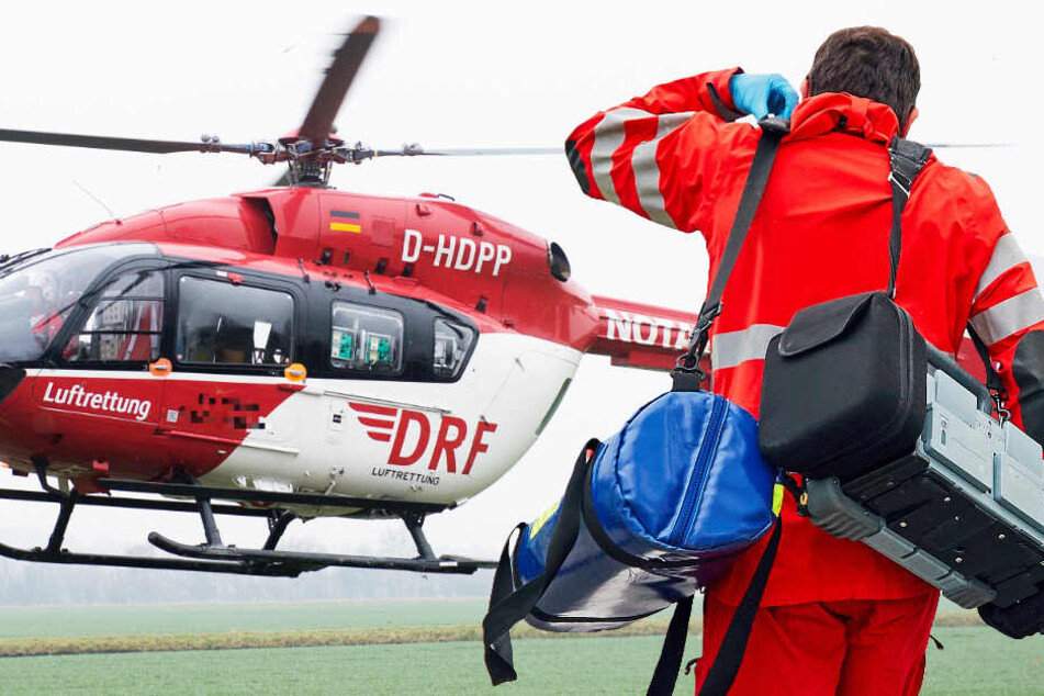 Ein Rettungshubschrauber brachte den verwundeten 40-Jährigen in eine Klinik (Symbolbild).
