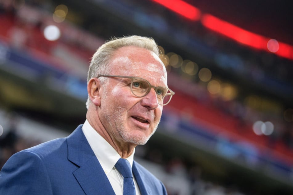 Karl-Heinz Rummenigge steht vor Spielbeginn am Spielfeldrand.