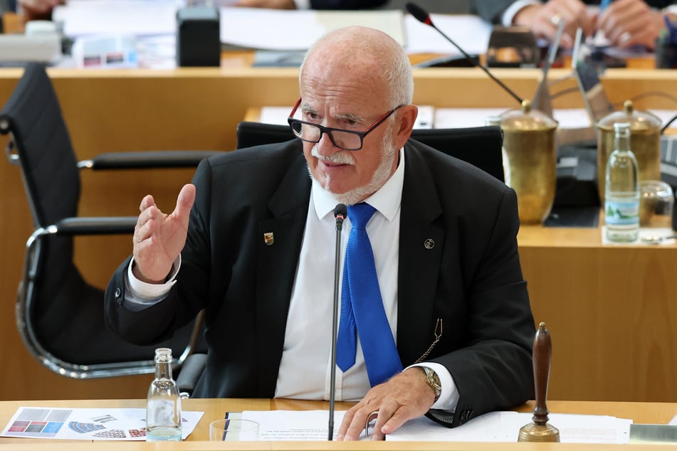 Alterspräsident Jürgen Treutler (73, AfD) leitete die konstituierende Sitzung des Landtags in Thüringen. Nun wird über sein Agieren diskutiert.