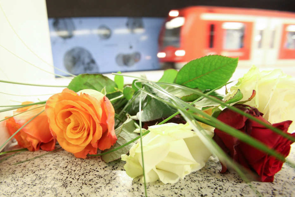 Blumen liegen nach dem tödlichen Messerangriff auf dem S-Bahnsteig Jungfernstieg.