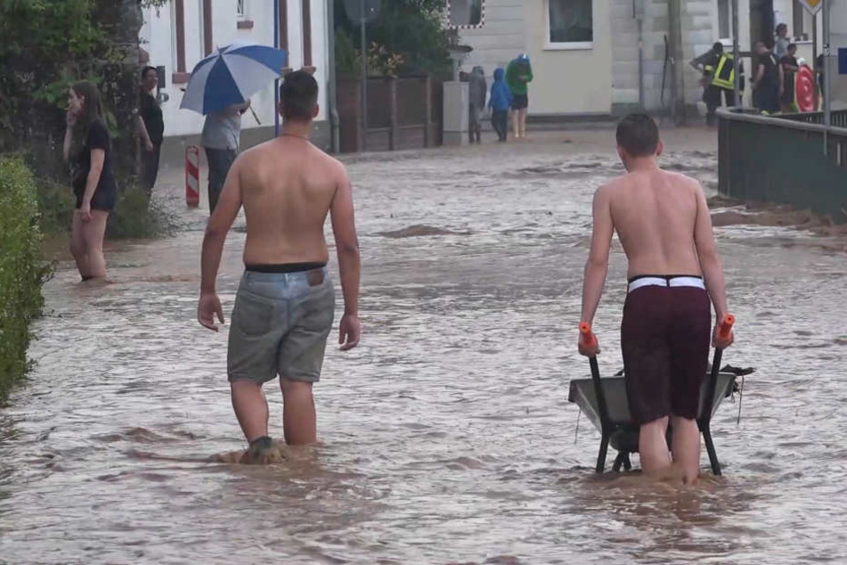 In Hessen wurden der kleine Ort Erzen-Gesäß von Wassermassen überflutet.