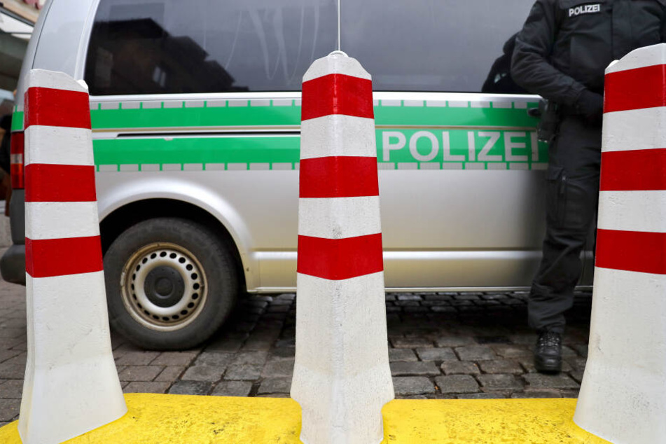 Der Polizeibus rollte weiter, als die Polizisten schon ausgestiegen waren. (Symbolbild)