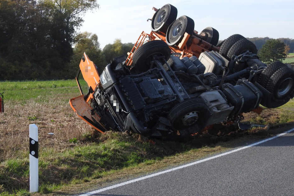 Der verletzte Fahrer konnte von Ersthelfern aus seinem eingedrückten Führerhaus befreit werden.