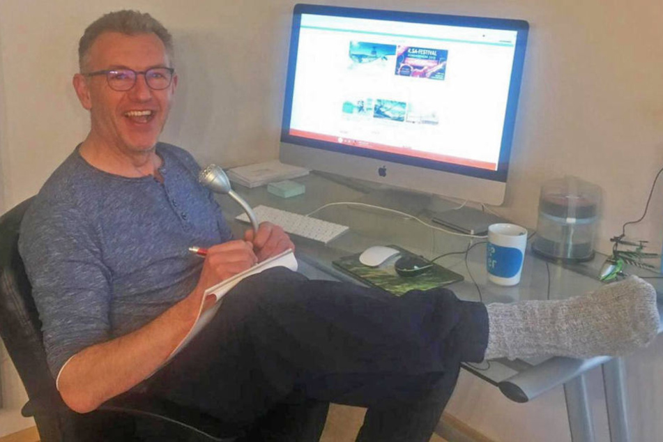 Will es sich in seinem Home Office nicht allzu lange gemütlich machen: Moderator Uwe Fischer (50).