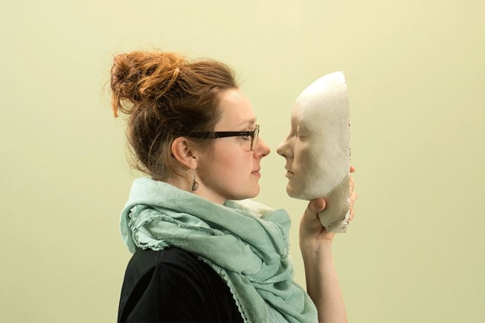 Wer sich selbst als Skulptur sehen möchte, kann sein Gesicht bei Theresa in Gips gießen lassen.