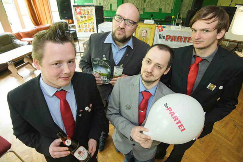 Die PARTEI / Der Parteivorstand Chemnitz (v.l.): Matthias Boehle - Meister der Münzen und Spendenagitation (MdMA), Steffen Reclav - Landesvorsitzender Sachsen , Sebastian Cedel - Vorsitzender, Paul Thomas Vogel - stellv. Vorsitzender.