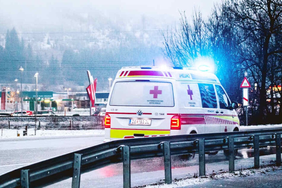 Mit dem Krankenwagen wurde die 16-Jährige in ein Krankenhaus gebracht. (Symbolbild)