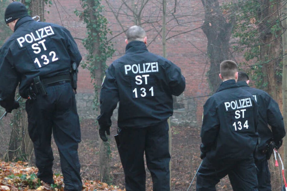 Die Polizei durchkämmte die Umgebung des Fundortes. (Symbolbild)