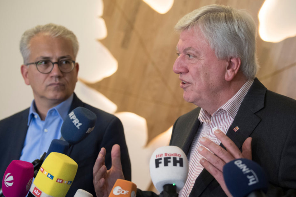 Volker Bouffier (CDU, r), hessischer Ministerpräsident und der hessische Grünen-Vorsitzende Tarek Al-Wazir nach ersten gemeinsamen Gesprächen zu einer möglichen Regierungskoalition.