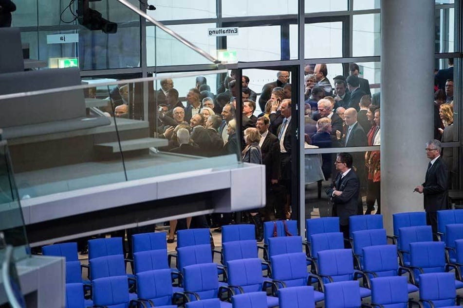 Abgeordnete stehen während des Hammelsprungs vor dem Plenarsaal.