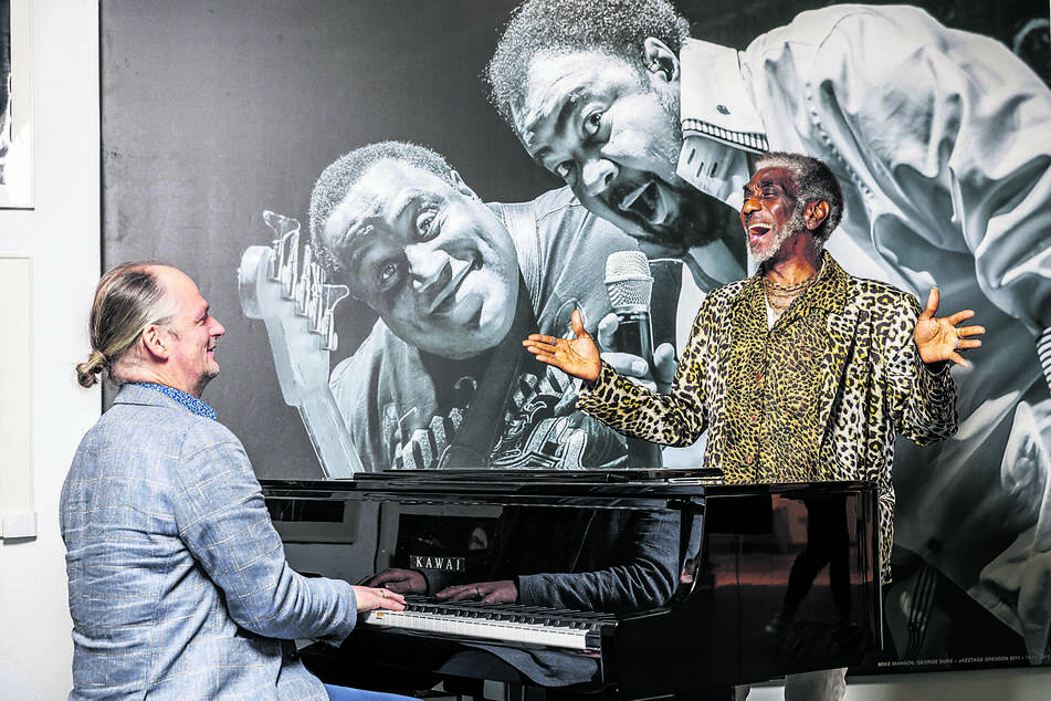 Läuten die diesjährigen Jazztage ein: Intendant Kilian Forster (55) und Freddy Lee Strong jr. (69) vor einem Festivalfoto von George Duke und Mike Manson.