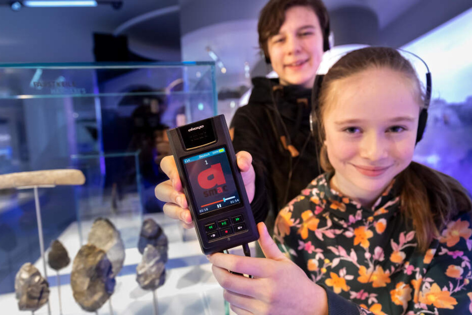 Thurid Sontag (16, l.) und Johanna (13) haben den neuen Audio-Guide für das smac mitentwickelt.