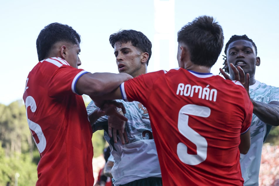 Völlig unnötig! Portugal-Star Rafael Leão (26, rechts) sah im Testspiel die Rote Karte.