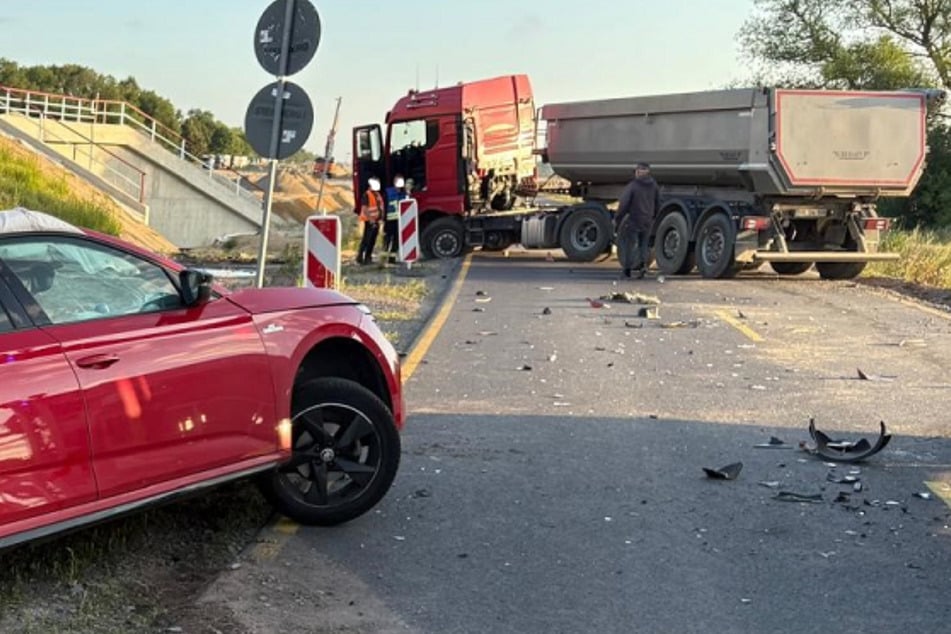 Überholvorgang geht schief: Auto kracht in Laster, Fahrer verletzt