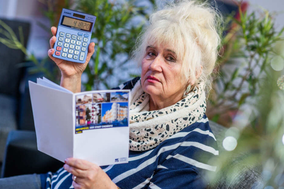 Renate Tonder (67) berechnete die maximal mögliche Nettokaltmiete für ihre Wohnung anhand des neuen Mietspiegels.
