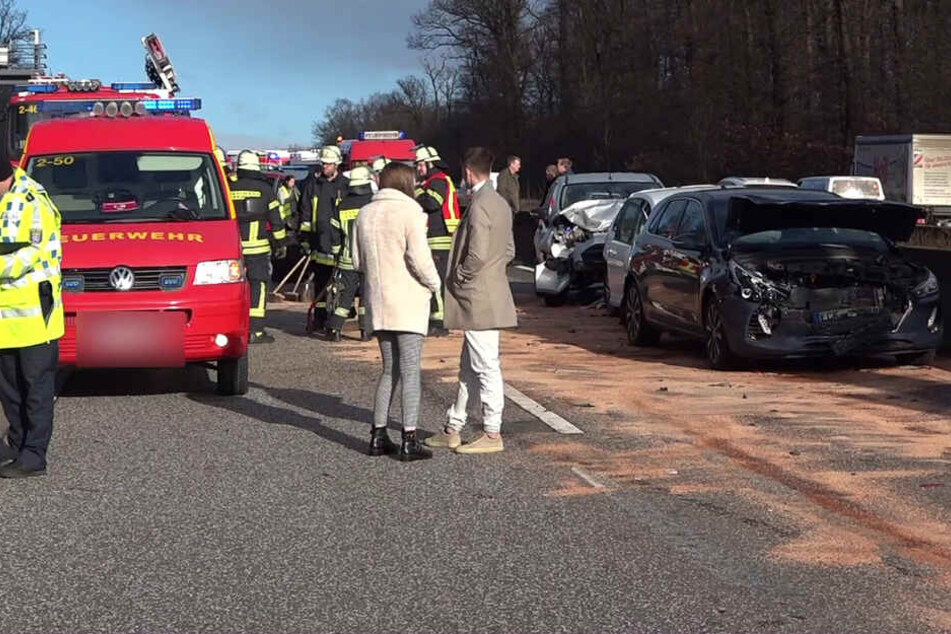 Die Polizei geht bei dem Massen-Crash von einem Haupt- und vier Folgeunfällen aus.