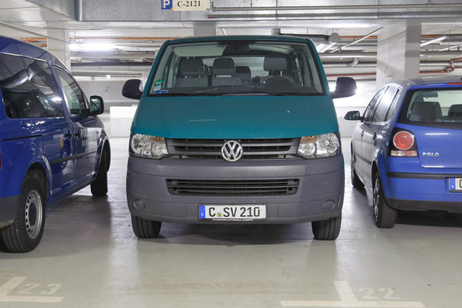Sollte ausgemustert werden, hilft derzeit bei Umzügen von Flüchtlingen: Der VW T5 im Sozialamt hat 18 Dienstjahre auf dem Buckel.