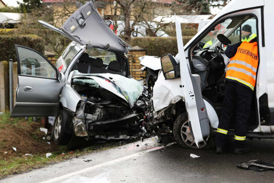 Der Kia-Fahrer wurde bei dem Zusammenstoß schwer verletzt.